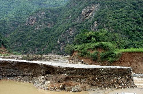 因?yàn)楹樗忠u,國(guó)道316線江(洛)天(水)段出現(xiàn)路基塌方(8月20日攝)。新華社記者 吳明軒 攝