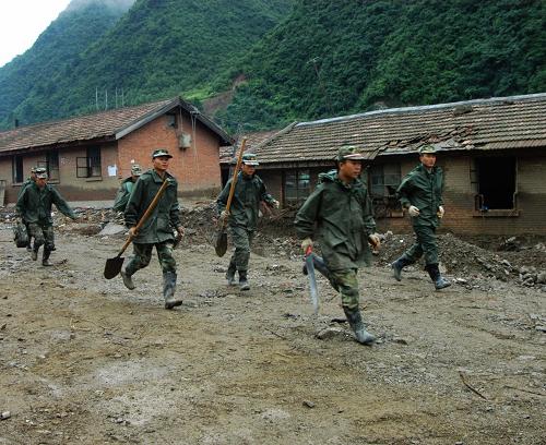 武警隴南森林支隊(duì)的官兵趕赴重災(zāi)區(qū)黃渚鎮(zhèn)的一處救援點(diǎn)(8月20日攝)。新華社記者 吳明軒 攝