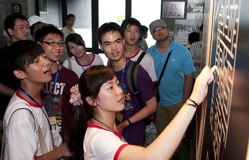 8月21日,海峽兩岸中學生在福州林則徐紀念館參觀、交流。當日,參加“跨越海峽·相約世博——2010榕臺青年夏令營”的34位臺灣中學生與福州中學生代表一起,來到極具閩都風情的福州林則徐紀念館及明清古建筑群“三坊七巷”參觀、交流,共同感受中華傳統(tǒng)文化,增加彼此了解及情誼。榕臺青年夏令營從2003年至2008年連續(xù)舉辦六屆,今年是第七屆。新華社記者 姜克紅 攝