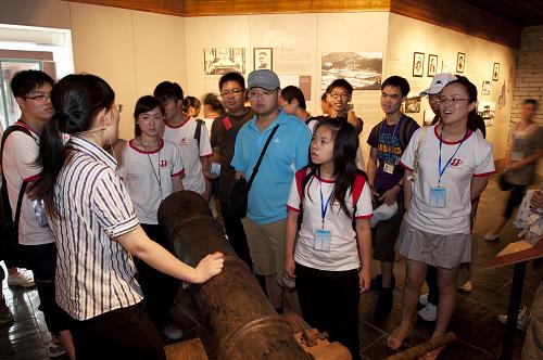 8月21日,海峽兩岸中學生在福州林則徐紀念館參觀時聽解說員講解。新華社記者姜克紅攝