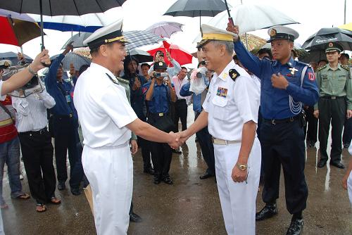 8月29日,在緬甸仰光迪洛瓦港舉行的歡迎儀式上,緬甸海軍船塢基地司令漢森少將(前右)與中國(guó)海軍第五批護(hù)航編隊(duì)指揮員張文旦少將握手。新華社發(fā)(金飛攝)