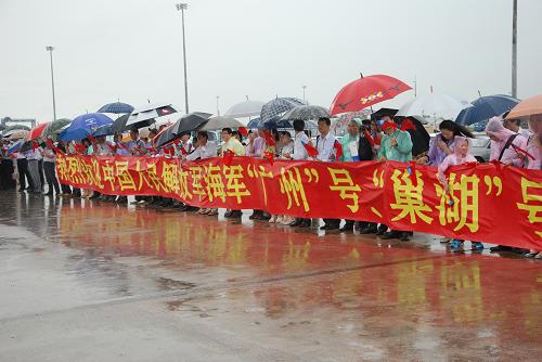 8月29日,在緬甸仰光迪洛瓦港,中國(guó)駐緬甸使館工作人員、當(dāng)?shù)厝A僑華人代表、中資機(jī)構(gòu)人員、留學(xué)生和外派教師代表等約200人,在雨中打著大幅歡迎橫幅,揮舞著中緬兩國(guó)國(guó)旗,熱烈歡迎中國(guó)海軍到訪。新華社發(fā)(金飛攝)