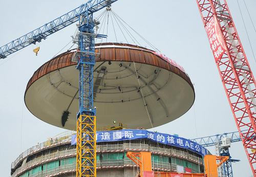 8月30日,施工人員將重達146噸的穹頂緩緩吊裝在反應(yīng)堆廠房預(yù)定位置。新華社發(fā)(李向東 攝)