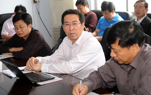 9月11日,專家組成員、北京大學(xué)第一醫(yī)院王貴強教授(中)在河南省商城縣人民醫(yī)院對醫(yī)生進行培訓(xùn)。當(dāng)日,衛(wèi)生部專家在河南省商城縣就蜱蟲叮咬疾控、醫(yī)療救治等對當(dāng)?shù)囟喟l(fā)區(qū)的縣鄉(xiāng)一線醫(yī)生進行培訓(xùn),并針對商城縣出現(xiàn)的病例提出了具體治療方案。新華社記者 趙鵬 攝