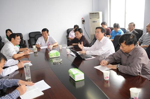 9月11日,專家組成員、北京大學(xué)第一醫(yī)院王貴強教授(中)在河南省商城縣人民醫(yī)院對醫(yī)生進行培訓(xùn)。當(dāng)日,衛(wèi)生部專家在河南省商城縣就蜱蟲叮咬疾控、醫(yī)療救治等對當(dāng)?shù)囟喟l(fā)區(qū)的縣鄉(xiāng)一線醫(yī)生進行培訓(xùn),并針對商城縣出現(xiàn)的病例提出了具體治療方案。新華社記者 趙鵬 攝