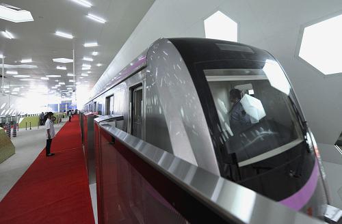 9月19日,在北京地鐵昌平線沙河站,列車(chē)駛出站臺(tái)。新華社發(fā)