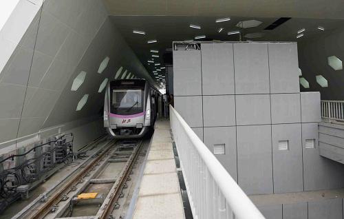 9月19日,在北京地鐵昌平線沙河站,列車(chē)駛出站臺(tái)。新華社發(fā)