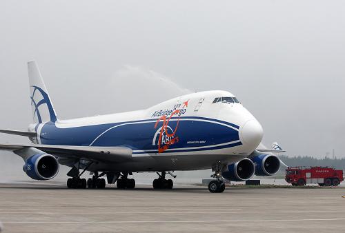 9月18日上午,俄羅斯空橋貨運(yùn)航空公司的波音747全貨機(jī)在鄭州新鄭機(jī)場降落時(shí)接受傳統(tǒng)的水炮“洗禮”。當(dāng)日上午10時(shí)左右,鄭州新鄭機(jī)場迎來了俄羅斯空橋貨運(yùn)航空公司的波音747全貨機(jī)。本架飛機(jī)將在滿載貨物后從鄭州起飛,經(jīng)莫斯科抵達(dá)德國的法蘭克福。鄭州是空橋貨運(yùn)航空公司在國內(nèi)繼北京、上海和香港航站后的第四個(gè)航站。新華社發(fā)(陳曉東 攝)
