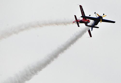 9月25日,參賽選手在2010中國國際航空體育節(jié)上進行特技飛行表演。新華社發(fā)(牟健為 攝)