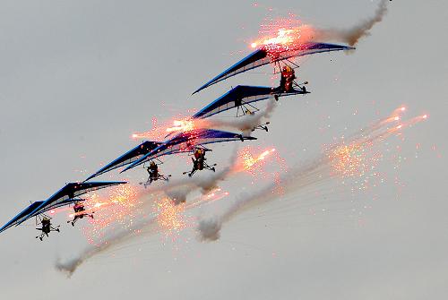 9月25日,參賽選手在2010中國國際航空體育節(jié)上進行編隊飛行表演。新華社發(fā)(牟健為 攝)