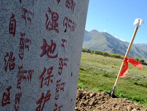 9月27日,由共青團西藏自治區(qū)委員會等單位舉辦的“高原綠色希望工程”——濕地保護計劃在拉薩市林周縣甘曲濕地啟動。受喜馬拉雅造山運動的作用及高原獨特氣候影響,西藏形成了面積大、分布廣的獨特高原濕地生態(tài)系統(tǒng)。據(jù)西藏第一次濕地調(diào)查數(shù)據(jù)顯示,西藏濕地面積為600.4萬公頃,占西藏國土面積的4.9%,約占全國濕地面積的10% 。國家將投入3.1億元,用于保護濕地。當天啟動儀式上,青少年代表向各地發(fā)出倡議書,希望人們愛護濕地,保護高原環(huán)境,讓藍天白云永駐世界屋脊。新華社記者 覺果 攝
