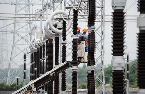 9月27日,安徽送變電工程公司的工作人員在對電氣設備做投入運行前的最后檢查。新華社記者 李健 攝