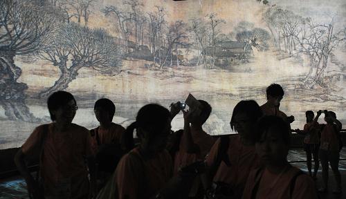 游客在中國館內(nèi)參觀“清明上河圖”(8月18日攝)。新華社記者 裴鑫 攝