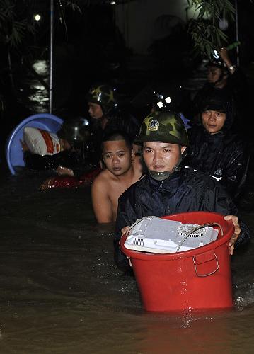 10月16日,海南省萬寧市萬城鎮(zhèn)民兵預備役官兵正在轉移萬城鎮(zhèn)仁里村村民。新華社記者 郭程 攝