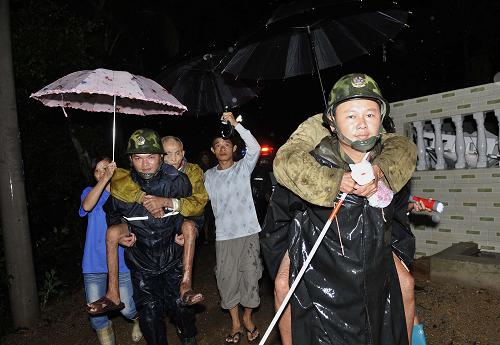 10月16日,海南省萬寧市萬城鎮(zhèn)民兵預備役官兵正在轉移萬城鎮(zhèn)仁里村村民。新華社記者 郭程 攝