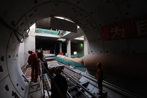 10月27日,工人在鄭州地下軌道交通七里河站隧道口施工。新華社記者 趙鵬 攝