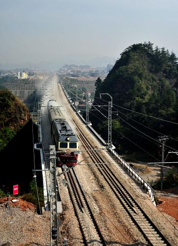11月1日,一列火車(chē)經(jīng)過(guò)宜萬(wàn)鐵路恩施火車(chē)站附近的清江特大橋。新華社發(fā)(楊順丕 攝)
