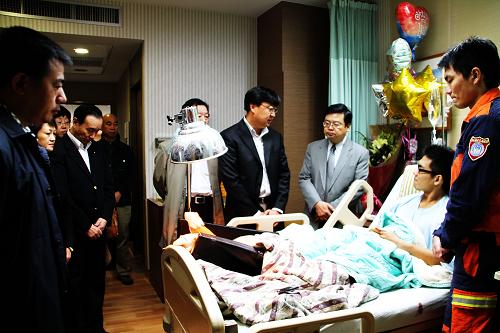 11月1日,海旅會(huì)代表、失蹤游客家屬探望受傷的臺(tái)灣搜救人員周佑慶。臺(tái)北縣消防局特種搜救隊(duì)海山分隊(duì)隊(duì)員周佑慶10月26日在蘇花搜救中因遭石頭砸中而右腳骨折,目前正住院治療。11月1日晚,海旅會(huì)代表和游客家屬來(lái)到臺(tái)北長(zhǎng)庚醫(yī)院看望周佑慶。新華社記者 任沁沁 攝