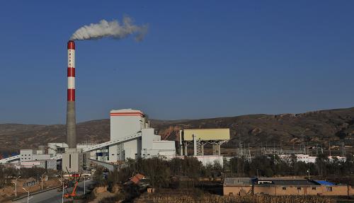 寧夏六盤山熱電廠外景(11月12日攝)。11月13日,寧夏六盤山熱電廠一號機組經(jīng)過168小時的試運行正式投入商業(yè)運營。由寧夏電建公司承建的六盤山(2X330MW)熱電聯(lián)產(chǎn)工程總投資27.6億元,采用空冷發(fā)電技術(shù),取用固原市中水作為生產(chǎn)冷卻用水,采用煙氣脫硫、低氮燃燒等先進技術(shù),較水冷機組年節(jié)水700萬立方米,節(jié)能、環(huán)保效益十分顯著。六盤山熱電廠的建成投產(chǎn),對寧夏南部電網(wǎng)提供了有力支撐,并形成1200萬平方米供暖能力,有利于拉動當?shù)亟?jīng)濟發(fā)展,加快貧困地區(qū)脫貧致富步伐。新華社記者 劉泉龍 攝