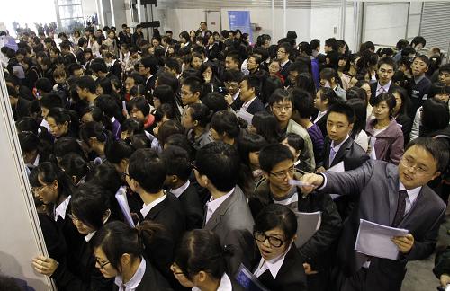 11月13日,眾多求職者參加在南京國(guó)際展覽中心舉行的招聘會(huì)。新華社發(fā)