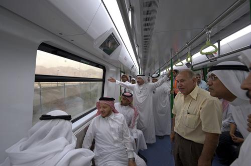 人們乘坐輕軌鐵路列車穿行于朝覲圣地麥加(2010年11月攝)。新華社發(fā)(姜書范 攝)