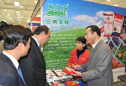 12月1日,在越南河內(nèi)舉行的2010越中農(nóng)產(chǎn)品和手工藝品貿(mào)易博覽會上,參觀者來到中國參展企業(yè)的展臺了解化肥產(chǎn)品。本次博覽會12月1日開幕,由越南合作社聯(lián)盟和中華全國供銷合作總社聯(lián)合舉辦。來自中越兩國的200多家參展商展出了農(nóng)業(yè)機(jī)械、飼料、手工藝品等領(lǐng)域的新產(chǎn)品和新技術(shù)。新華社記者李勍攝