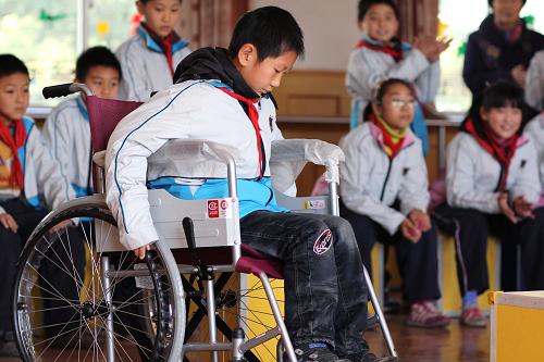 12月3日,南通虹橋第二小學(xué)的一名小學(xué)生參加“輪椅車(chē)越障”比賽。12月3日是“國(guó)際殘疾人日”。當(dāng)日,江蘇南通虹橋街道虹東社區(qū)和虹橋第二小學(xué)聯(lián)合舉辦“真切體驗(yàn),真摯關(guān)愛(ài)”活動(dòng),培養(yǎng)小學(xué)生關(guān)愛(ài)殘疾人的意識(shí)。新華社發(fā)(黃哲 攝)