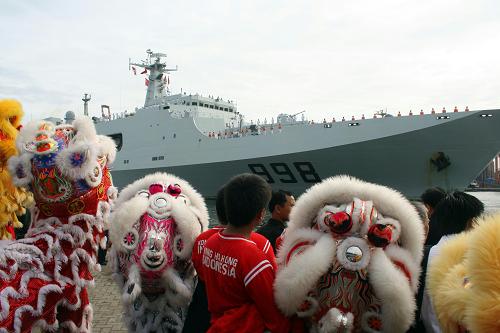 12月27日,在雅加達(dá),一群印度尼西亞華人舞獅隊(duì)的隊(duì)員們看著中國海軍“昆侖山”號(hào)船塢登陸艦入港。當(dāng)天,由“昆侖山”號(hào)船塢登陸艦和“蘭州”號(hào)導(dǎo)彈驅(qū)逐艦以及“微山湖”號(hào)遠(yuǎn)洋綜合補(bǔ)給艦組成的中國海軍艦艇出訪編隊(duì)抵達(dá)雅加達(dá),開始對印尼進(jìn)行為期5天的友好訪問。新華社記者 李曉渝 攝