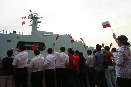 12月27日,在雅加達(dá),印度尼西亞的華人和中資機(jī)構(gòu)代表歡迎中國海軍“昆侖山”號(hào)船塢登陸艦駛?cè)敫劭?。新華社記者 李曉渝 攝