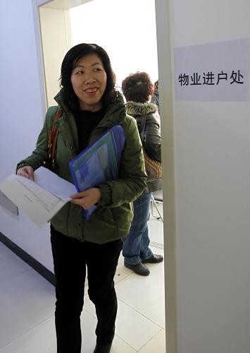 居民在辦理入住手續(xù)(12月23日攝)。新華社發(fā) (范筱明攝)