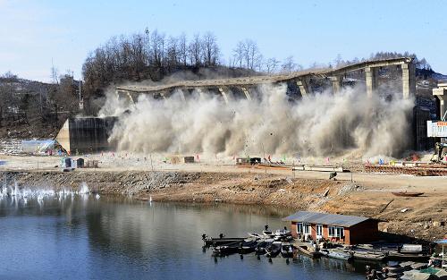 12月28日,施工人員對水豐水電站副壩工作橋進(jìn)行爆破拆除。新華社記者 任勇 攝