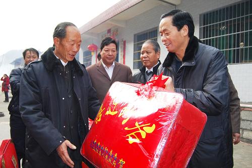 12月29日,陜西省山陽(yáng)縣政府工作人員為牛耳川鎮(zhèn)西溝村受災(zāi)群眾發(fā)放過(guò)冬棉被。新華社發(fā)(王榮金)攝