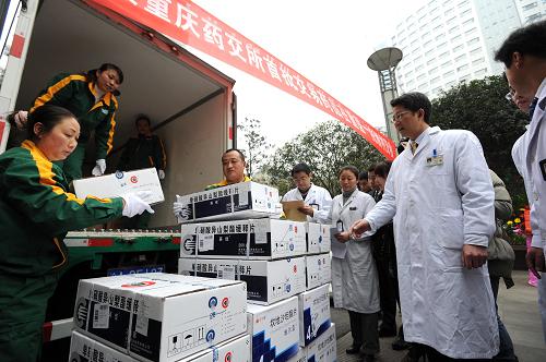 12月29日,首批醫(yī)院訂購的藥品送到重醫(yī)附一院,工作人員在組織下貨。當日,重慶市藥品交易所正式上線交易,全市公立醫(yī)院由此采購的藥品、藥械價格全部可查詢。首批醫(yī)院的藥品訂單當日成交當日發(fā)出,由統(tǒng)一送藥車進行配送,保證了藥品質(zhì)量的同時,減少了流通環(huán)節(jié)的相關(guān)費用。新華社記者 陳誠 攝