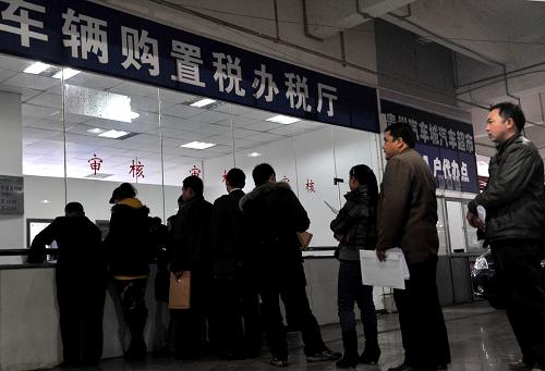 12月29日,貴州貴陽市民在該市某汽車超市車輛購置稅辦稅廳排隊交稅。新華社發(fā)(吳東俊 攝)