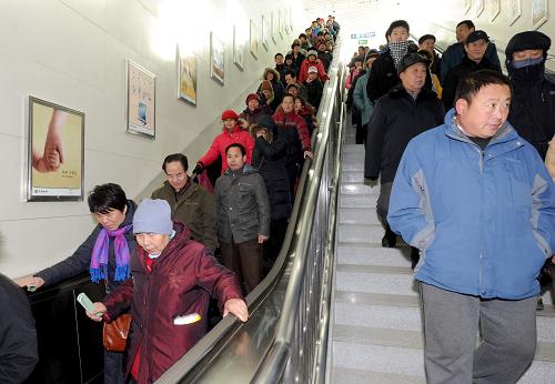 12月30日,乘客進入北京地鐵大興線棗園站。新華社記者 羅曉光 攝