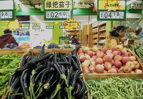 1月13日,在煙臺(tái)市一家超市,市民在選購果蔬。隨著春節(jié)的臨近,為確保節(jié)日期間“菜籃子”供應(yīng)并平抑物價(jià),山東省17個(gè)地市加緊儲(chǔ)備節(jié)日食品,糧油肉菜總儲(chǔ)備量超過了40萬噸。與此同時(shí),山東省商務(wù)廳不斷完善應(yīng)急投放網(wǎng)絡(luò),目前投放網(wǎng)點(diǎn)總數(shù)已達(dá)到4600個(gè)。新華社記者 郭緒雷 攝