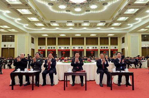 1月25日,中共中央組織部、解放軍總政治部、中共北京市委在北京人民大會堂舉行在京老同志迎春茶話會。中共中央政治局常委、中央書記處書記、國家副主席、中央軍委副主席習近平代表黨中央、國務院和中央軍委,向出席茶話會的老同志致以節(jié)日的祝福,向全國離退休老干部、老同志致以親切的問候和崇高的敬意。 新華社記者張鐸攝