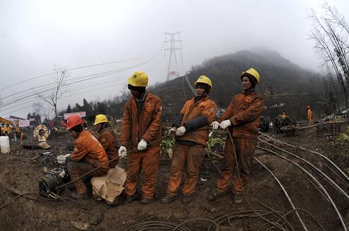 1月25日,四川省電力公司施工人員在搶修受損線纜。當(dāng)日,國家電網(wǎng)四川省電力公司搶修人員在四川省樂山市峨邊縣金口河搶修因冰凍災(zāi)害受損的500千伏超高壓布坡線,確保一號(hào)、二號(hào)線在春節(jié)前恢復(fù)送電。布坡線是四川瀑布溝和深溪溝兩座水電站共430萬千瓦電能輸出的主干線路。新華社發(fā)(熊小黠攝)