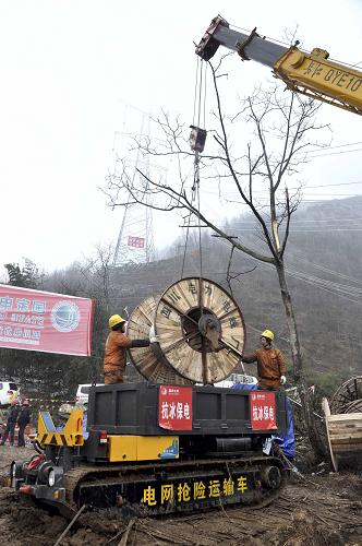1月25日,四川省電力公司前線人員在吊裝電纜。新華社發(fā)(熊小黠攝)