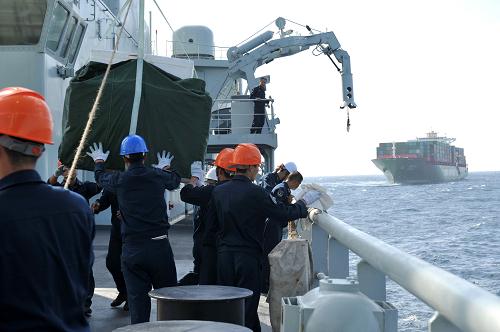 1月26日,海軍“千島湖”綜合補(bǔ)給艦的戰(zhàn)士們在過駁慰問物資。當(dāng)?shù)貢r(shí)間1月26日上午,帶著中國船東協(xié)會(huì)、中國海運(yùn)總公司和寧波港集團(tuán)公司的深情厚誼和衷心的祝福,中國“新赤灣”號(hào)貨輪和“錫伯河”號(hào)貨輪,為正在亞丁灣護(hù)航的海軍護(hù)航編隊(duì)送來了一批春節(jié)慰問物資,這批物資主要為新鮮蔬菜、水果和肉類等基本生活物資,分裝成四個(gè)集裝箱,總共約14噸。新華社記者 范軍威 攝