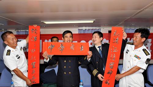 1月26日,“新赤灣”輪向“千島湖”艦贈(zèng)送新春對聯(lián)。新華社記者范軍威攝