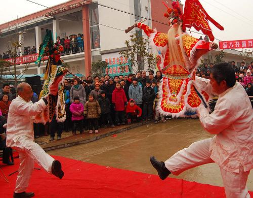1月26日,在陜西省漢中市寧強(qiáng)縣高寨子鎮(zhèn),漢調(diào)桄桄杖頭木偶戲藝術(shù)家在為群眾表演。當(dāng)日是農(nóng)歷臘月二十三,民間俗稱“小年”。各地群眾載歌載舞,用精彩紛呈的民俗活動(dòng)迎接即將到來(lái)的新春佳節(jié)。新華社發(fā)(黎德華 攝)