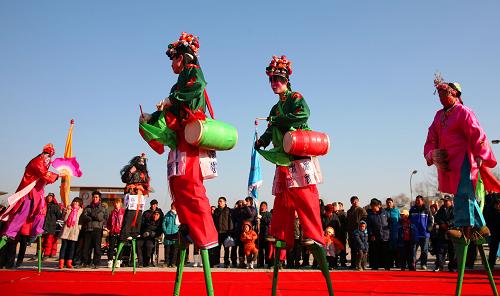 1月26日,北京懷柔區(qū)楊宋鎮(zhèn)村民在表演民間傳統(tǒng)花會(huì)“踩高蹺”。新華社發(fā)(卜向東 攝)