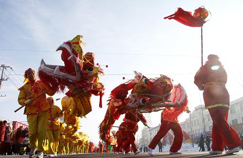 1月26日,在山東威海工業(yè)新區(qū)第27屆農(nóng)村秧歌大賽上,村民們?cè)谶M(jìn)行“舞龍”表演。新華社發(fā)(于啟波 攝)