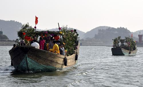 1月29日,在廣西欽州市欽南區(qū)龍門港鎮(zhèn),漁民乘彩船出海祈福。新華社發(fā)(何傳明 攝)