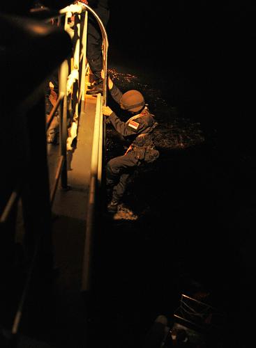 1月29日,在亞丁灣參加“夜間反劫持”課目演練的特戰(zhàn)隊(duì)員通過勾梯快速登船。新華社記者 范軍威 攝