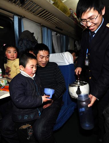 1月29日,在大同至杭州的K894次列車上,6歲的李富航拿出杯子盛水,他將在火車上度過12個(gè)小時(shí)。李富航來自安徽阜陽,父母長年在山西太原市賣菜為生。隨著春節(jié)臨近,人們回鄉(xiāng)的心情也愈加迫切,飛馳的春運(yùn)列車承載著一顆顆歸家的心。置身歸程,無論多么擁擠,不管是坐是站,再多的疲勞和困頓,都阻隔不了遠(yuǎn)方家的召喚。為了與親人團(tuán)聚的那一刻,再多的付出也都值得。記者跟隨山西大同開往杭州的K894次列車,用鏡頭記錄下回家路上的酸甜苦辣。新華社記者 燕雁 攝