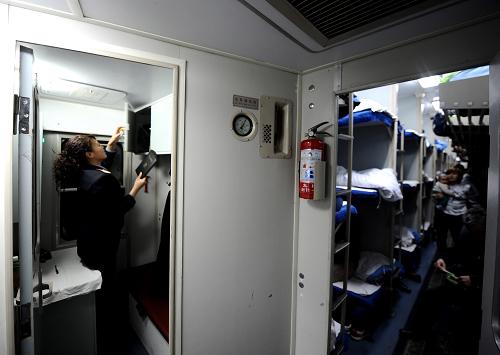 1月29日晚,K894次列車的乘務(wù)員李燕(左)在臥鋪車廂值班。每年此時(shí),都是列車工作人員最忙碌的時(shí)候,春運(yùn)列車對他們來說,卻是駛向和家相反的方向。新華社記者 燕雁 攝