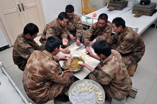 1月29日,5390前哨的戰(zhàn)士圍在一起包餃子、拉家常。新華社發(fā)(向文軍 攝)