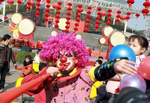 農(nóng)歷大年初一,一名“小丑”與游客互動,慶賀農(nóng)歷新年的到來(2月3日攝)。當日,據(jù)上海市假日旅游辦統(tǒng)計,春節(jié)黃金周7天,上海市共接待游客304.46萬人次,同比增長16.2%。新華社記者張明攝